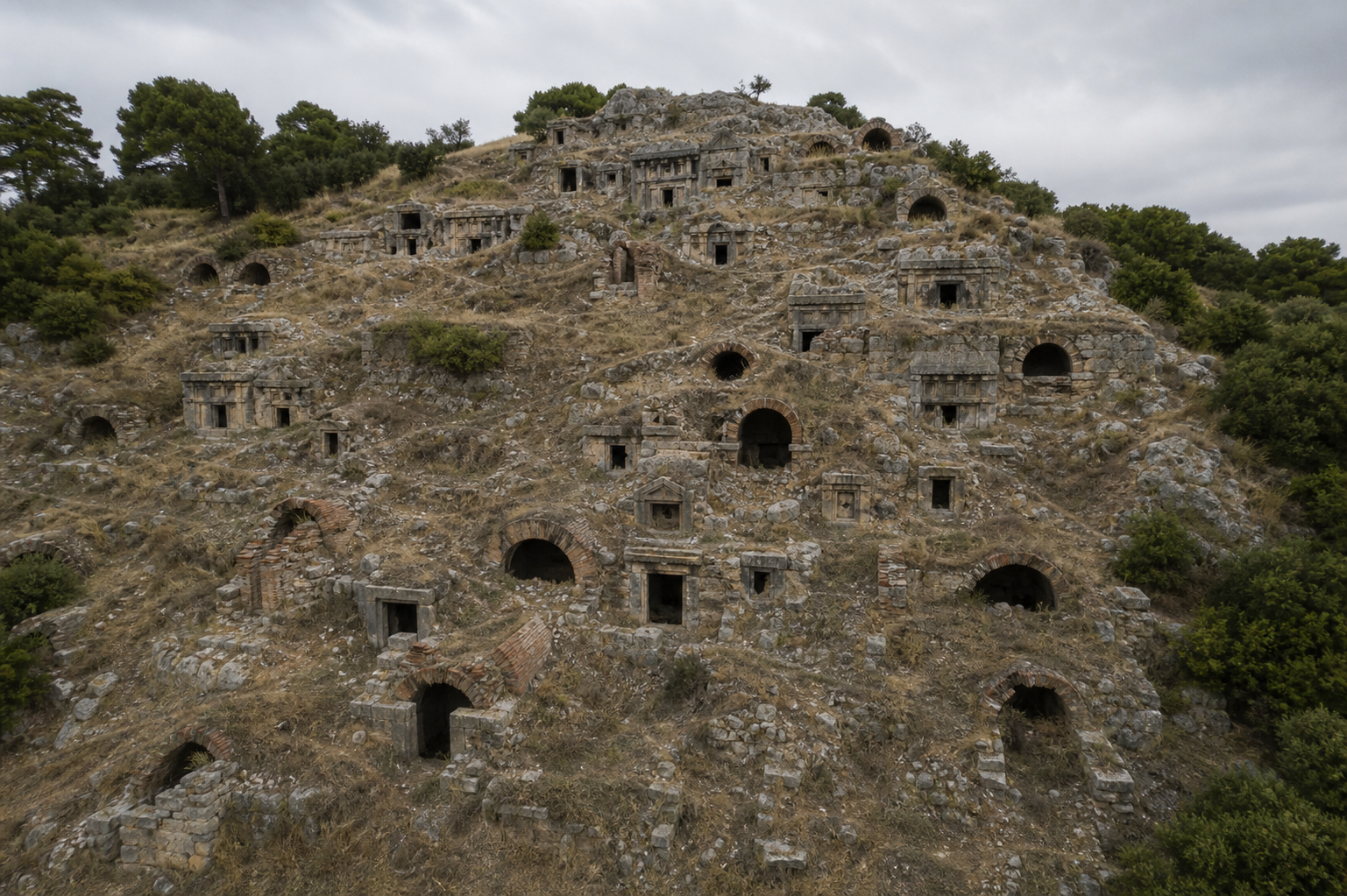 Hang bei Ephesos mit hunderten in den Fels gehauenen Kammergräbern